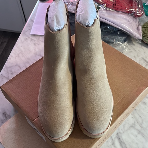 Band of Gypsies Natural Color Suede Ophir Classic Chelsea Boots - Picture 2 of 5